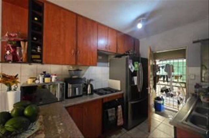 For Sale: Apartment in Elspark with 3 bedrooms, kitchen, lounge, and carport.
