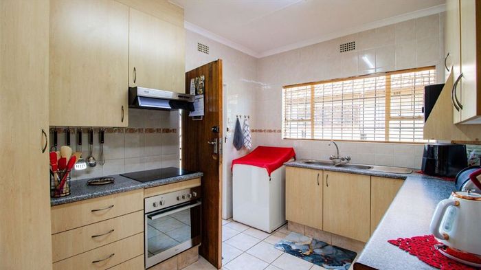 For Sale: Spacious 4-Bedroom House in Bonaero Park with Carports and Pantry.