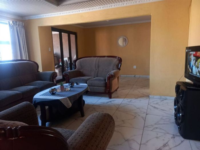 Clayville House For Sale: 3 Bedrooms, functional kitchen, easy maintenance, great value.