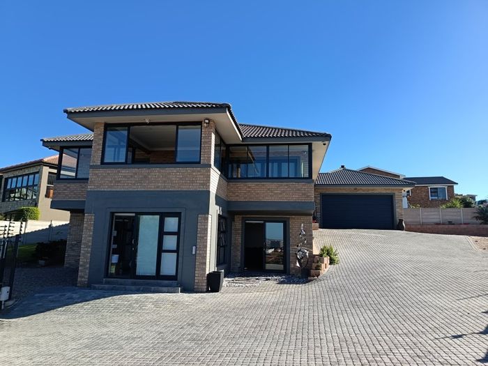 Island View House For Sale: 5 beds, sea views, flatlet, security features.