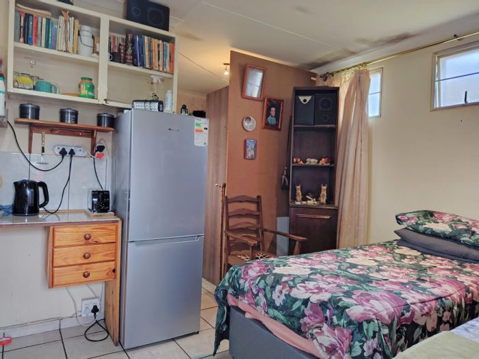 Commercial space in Fairleads To Rent, includes parking and easy route access.
