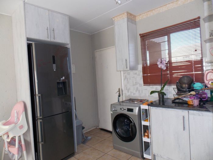 Klippoortje Apartment For Sale: 2 Bedrooms, communal pool, secure complex, parking included.