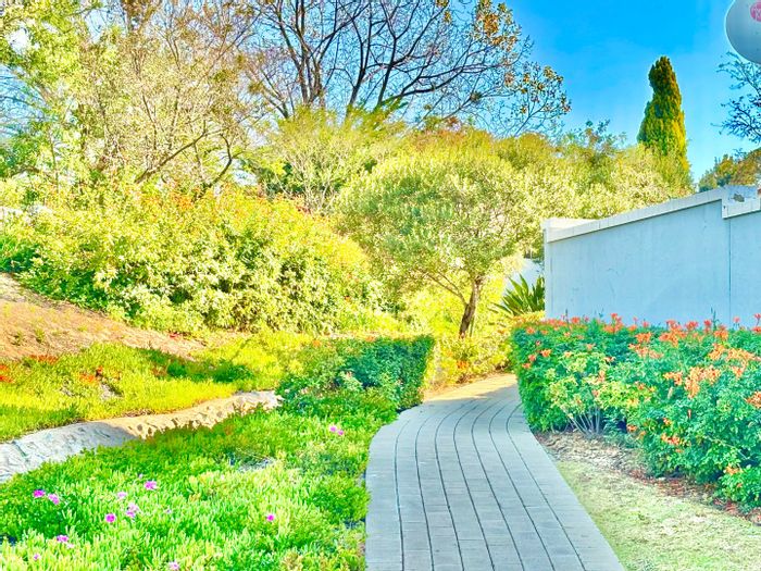 Fourways House For Sale: 4 Bedrooms, communal pool, pet-friendly, secure living.