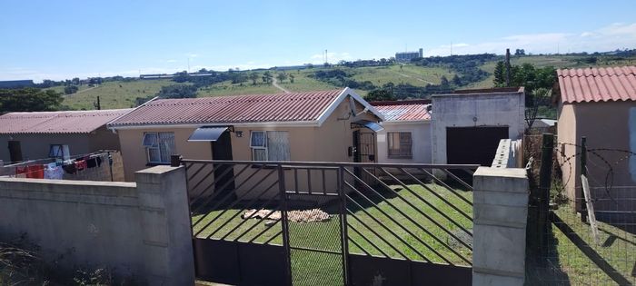For Sale: House in Mdantsane Nu 15 with main house and flat, secure.