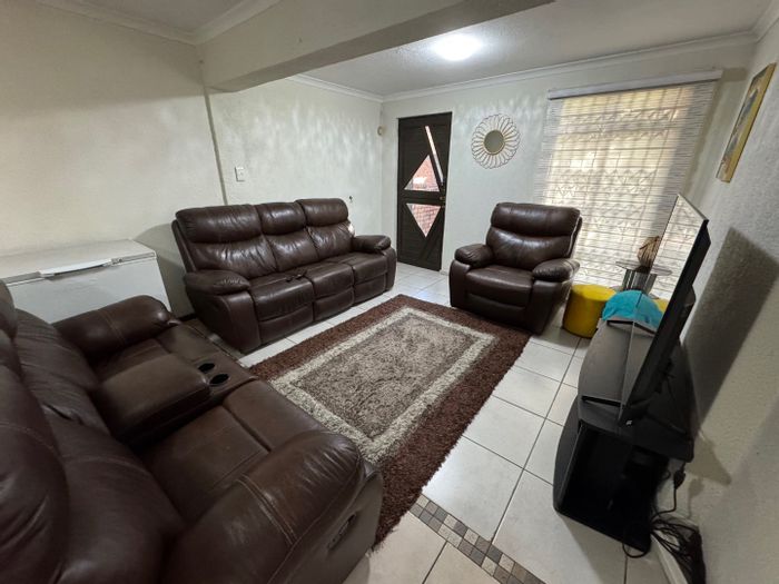 Edleen Townhouse For Sale: 3 bedrooms, en-suite, garage, and carport.