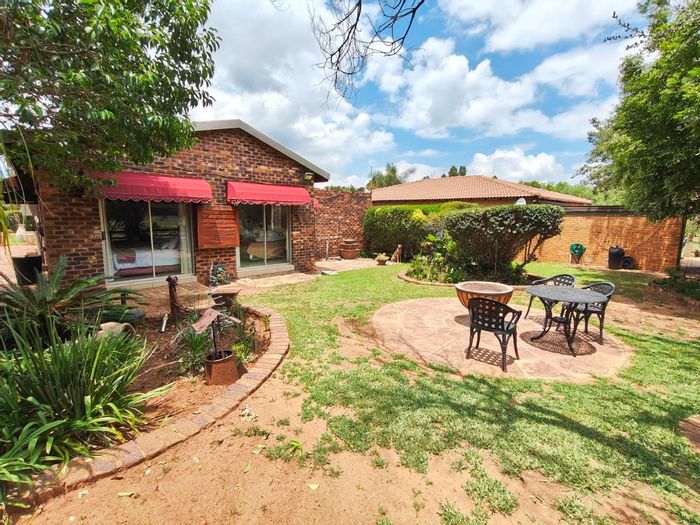 For Sale: House in Vaal Marina Central with communal pools, tennis court, and clubhouse.