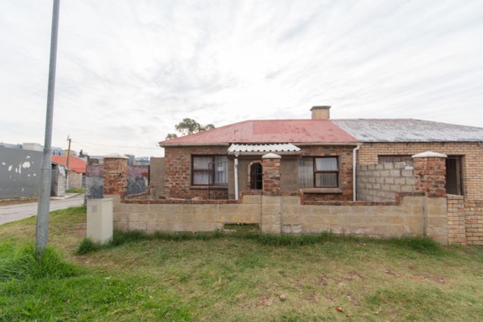 Kensington House For Sale: 2 Bedrooms, 2 Bathrooms, Spacious Yard, Laundry Area.