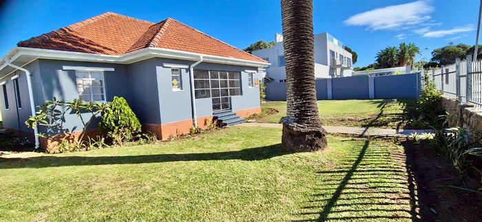 Humerail House For Sale: 3 beds, large living rooms, garage, and flat.