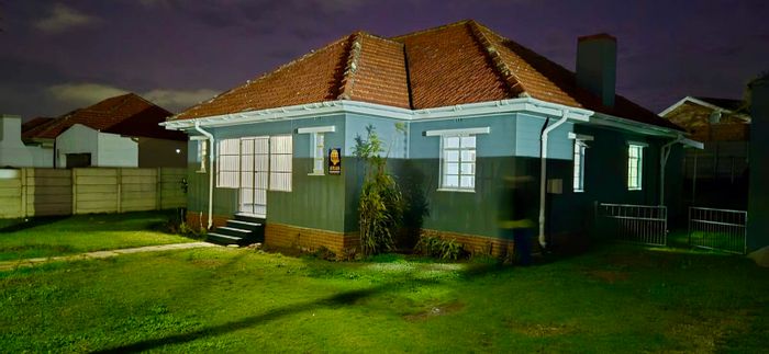 Humerail House For Sale: 3 beds, large living rooms, garage, and flat.