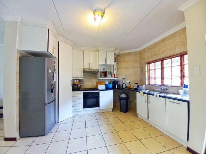 For Sale: 2-bedroom apartment in Heatherview with garage, patio, and 24/7 security.