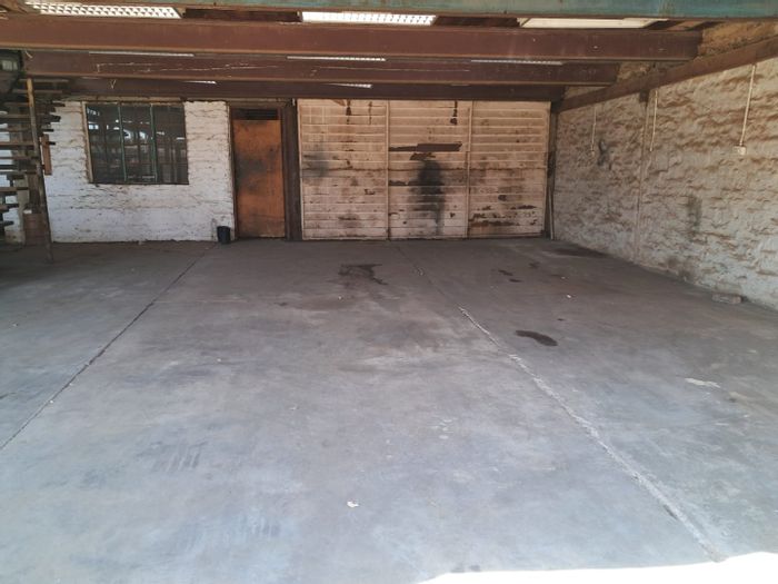 For Sale: Versatile Farm in Knoppieslaagte with Offices, Cottages, and Vast Land.