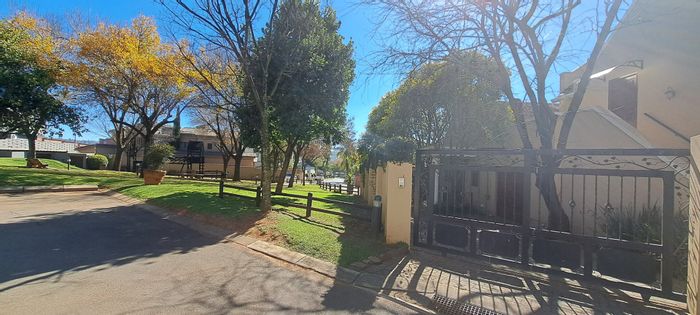 Kensington Apartment To Rent: 1 bed, secure estate, balcony, close to shopping.