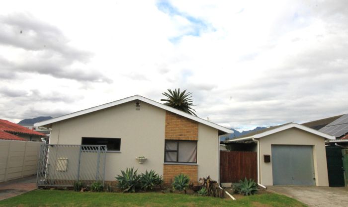 House for Sale in Rome: 3 bedrooms, garage, expansive yard, renovation potential.