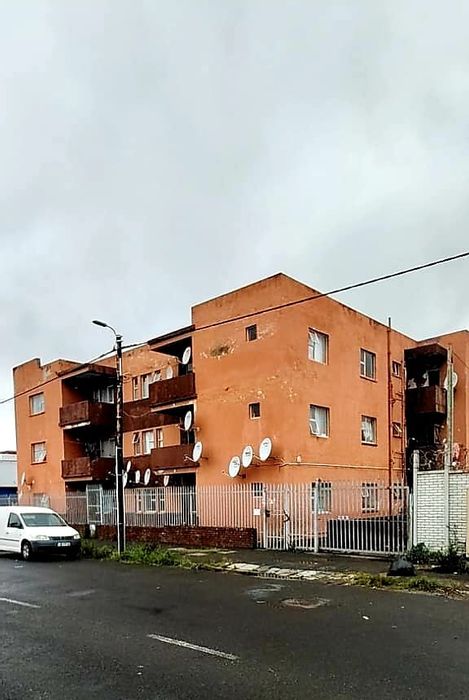 North End Apartment For Sale: 3 bedrooms, balcony, parking, great investment potential.