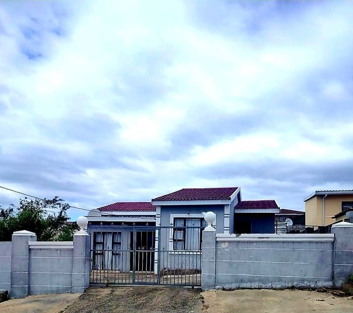 Amalinda House For Sale: 4 bedrooms, secure yard, fitted kitchen, family-friendly layout.