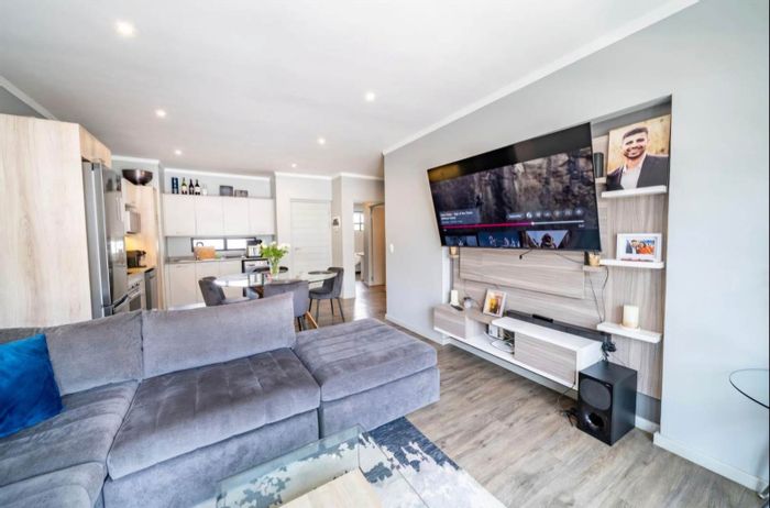 Rosebank Apartment To Rent: 2 beds, near Marble restaurant and Rosebank Mall.