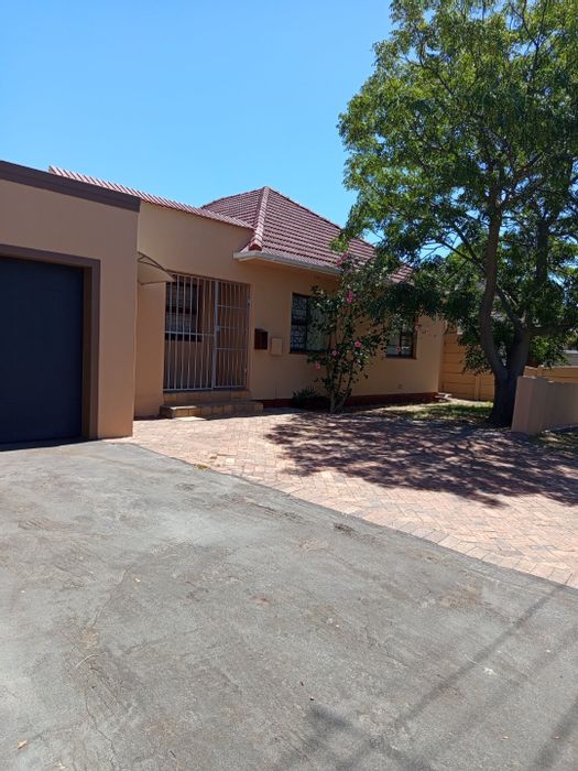 Rondebosch East House For Sale: Dual dwellings, ideal for families or investment.