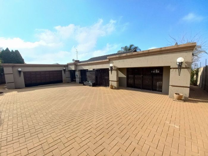 Dawnview House For Sale: 3 Bedrooms, Cottage, Pool, Secure Area, Parking.