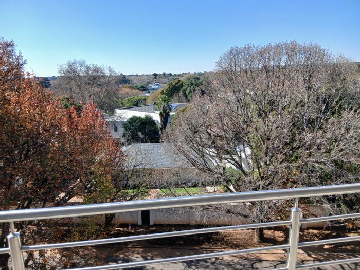 Houghton Estate Apartment To Rent: 2 beds, gym, restaurant, secure parking, great views.