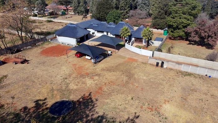 House For Sale in Henley On Klip: Spacious 3251m2, pool, office, expansion potential.