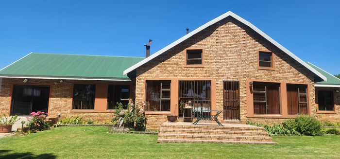 Waterfront house for sale in Deneysville Central with communal jetty access.