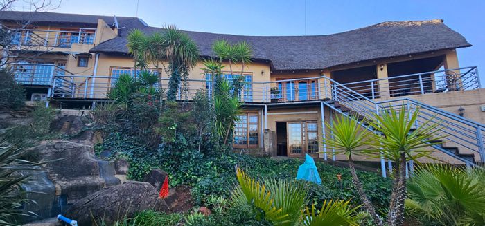 House for Sale in Vaal Marina Central: 18 bedrooms, event hall, pool, self-catering units.