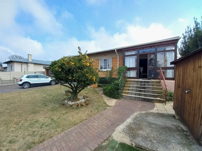 For Sale: House in Primrose with pool, Lapa, office, and security features.