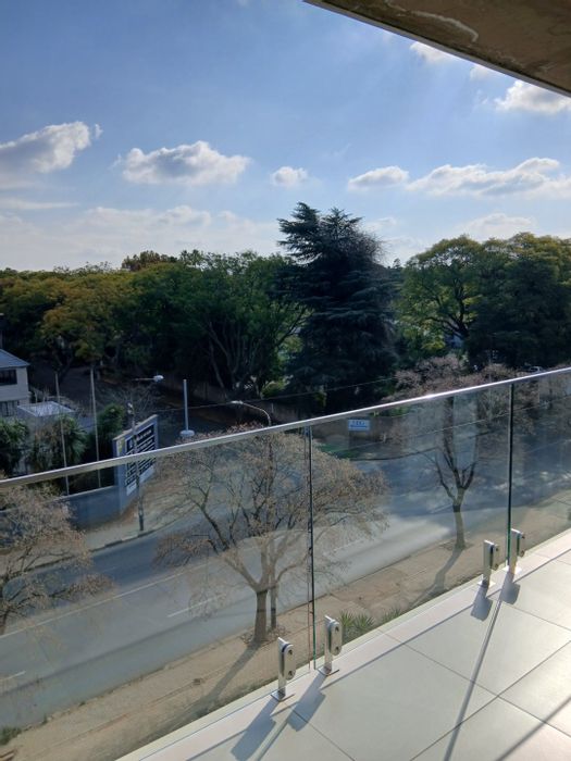 Rosebank Apartment To Rent: 1 bed, gym, restaurant, secure parking, great views.