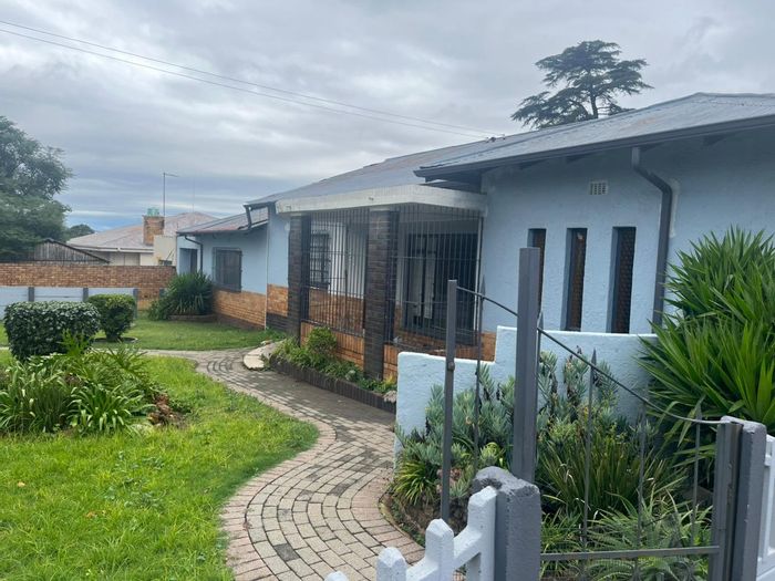 3-bedroom house in Primrose East for sale, features yard and double garage.