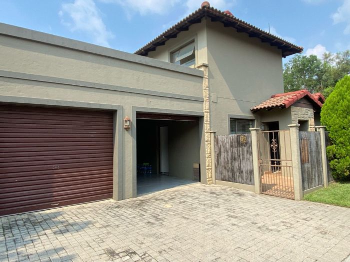Kengies House For Sale: 3 bedrooms, pool, double garage, secure estate living.