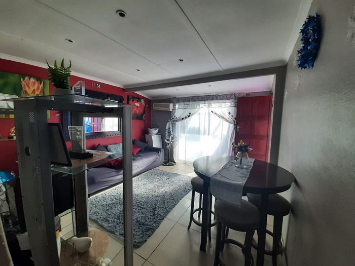 2 Bedroom House For Sale in Woodlands with secure parking and built-in braai.