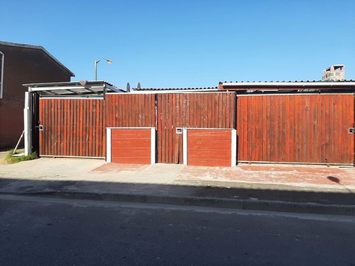 2 Bedroom House For Sale in Woodlands with security features and secure parking.