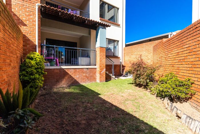 Acacia Townhouse For Sale: Ground floor, pet-friendly, garden unit with amenities galore!
