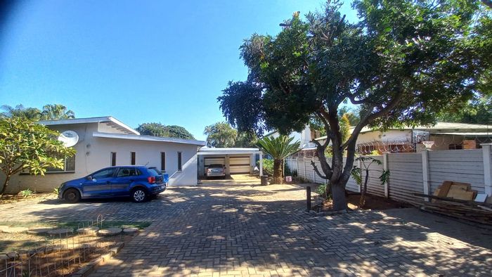 Versatile house with flatlets, pool, and ample parking in Moregloed For Sale.