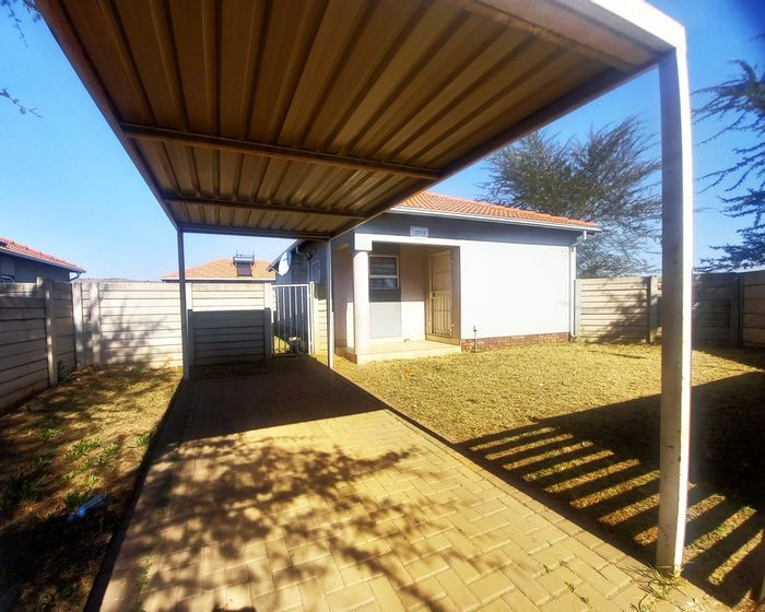 House for Sale in Zandfontein AH: 3 bedrooms, open-plan kitchen, covered patio.