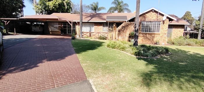 Rooihuiskraal House For Sale: 4-bed home with flatlet, pool, and security features.