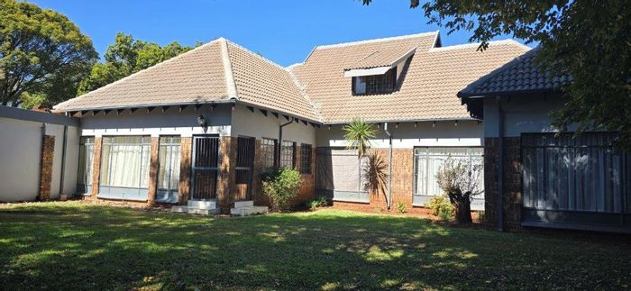 Elarduspark House For Sale: 5 bedrooms, pool, flatlet, spacious yard, entertainment areas.