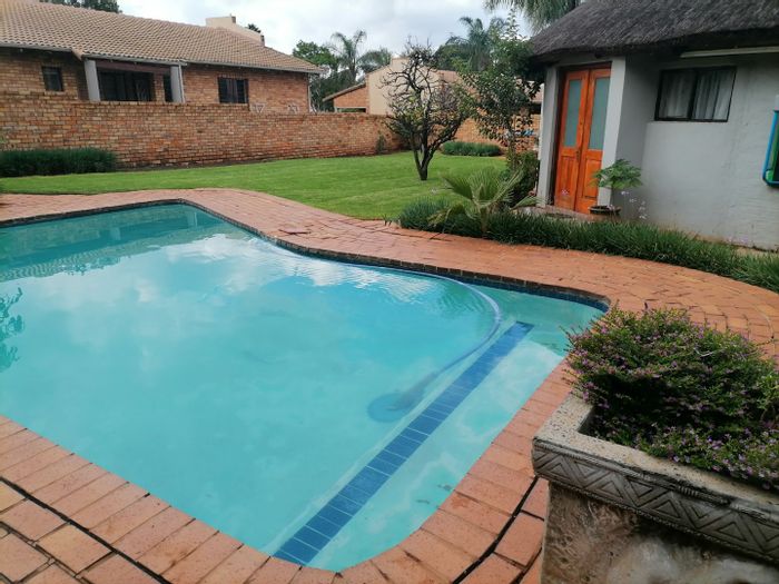 Townhouse For Sale in Wilgeheuwel: 2 beds, pool, clubhouse, 24-hour security.