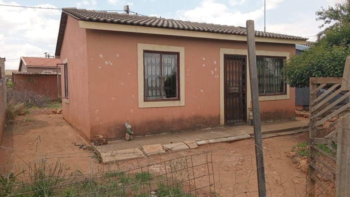 Chris Hani House For Sale: 2 Bedrooms, Open Plan Living, Outside Toilet.