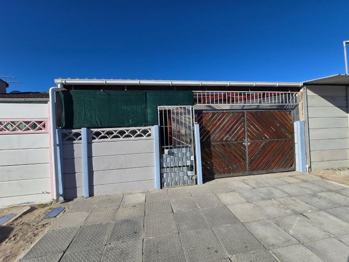 House For Sale in Pelican Park: 2 Bedrooms, parking, close to amenities.