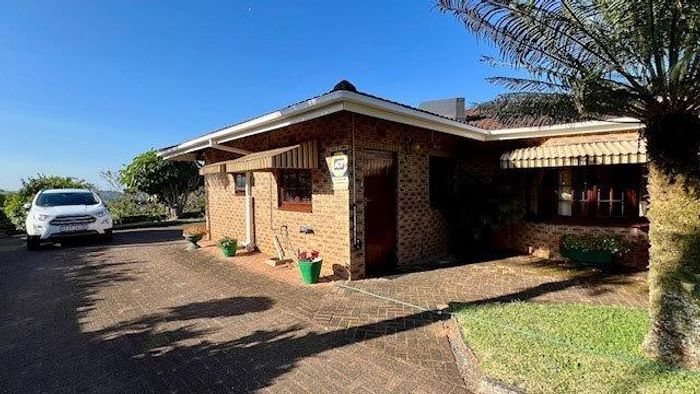 Townhouse For Sale in St Michaels On Sea: Ocean views, gardens, security, pet-friendly.