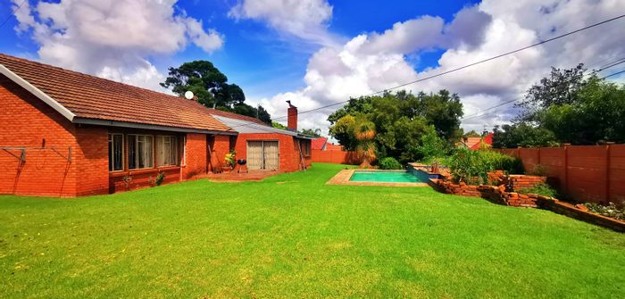 For Sale: Elarduspark House with 3 Bedrooms, Pool, and Study on 1485 m².