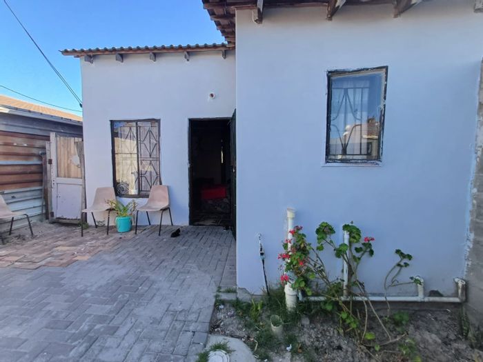 2 Bedroom House for Sale in Delft South with parking and open plan living.