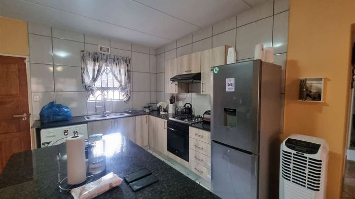 Brentwood Park Townhouse For Sale: 3 Bedrooms, 2 Bathrooms, 2 Carports.