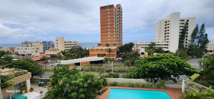 Umhlanga Central Apartment To Rent: 2 beds, pool, beach access, fully furnished.