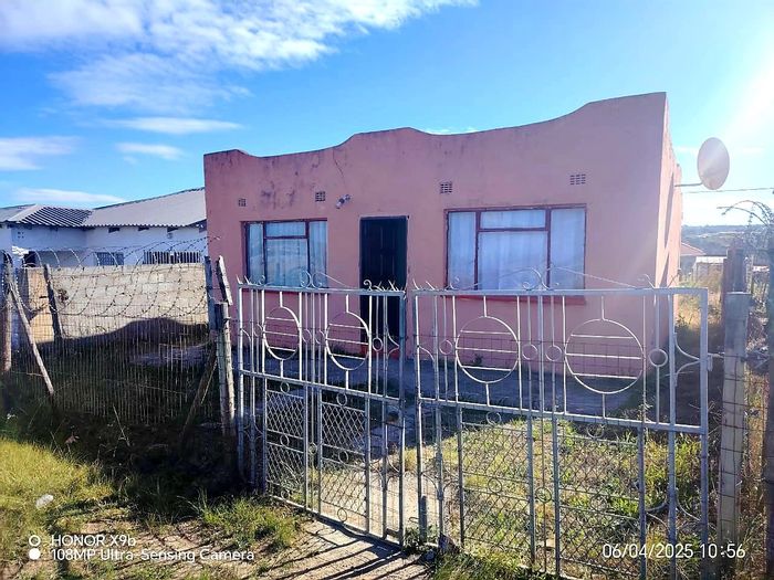 2-Bedroom House For Sale in Mbekweni with fenced yard and easy transport access.