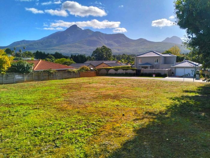 Vacant Land Residential for Sale in Bergsig: 803 m² with mountain views and services.