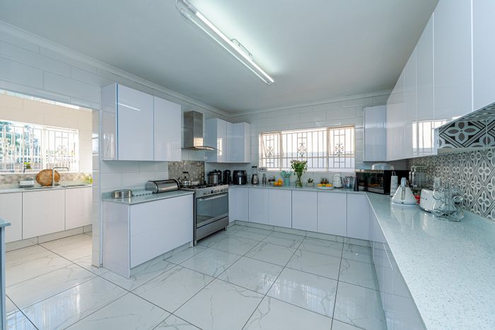 Fleurhof House For Sale: 3 beds, pool, generator, security cameras, 4 garages.