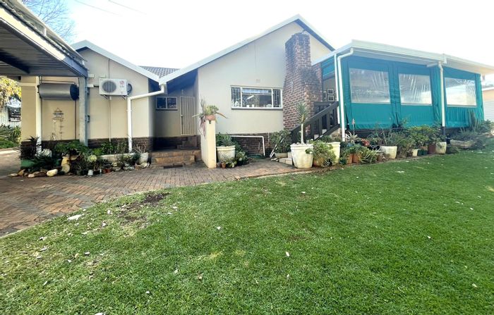 Spacious Valhalla house with off-grid amenities, pool, and versatile living spaces for sale.