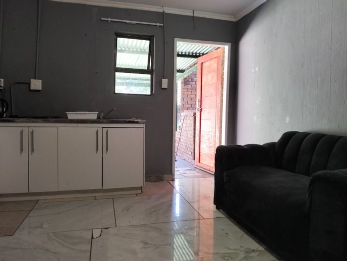 1 Bedroom Apartment in The Reeds To Rent, includes parking and WiFi.